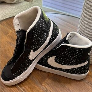 Nike Court Borough Mid 2 Kids Black White High Top Sneakers Size 5.5Y
